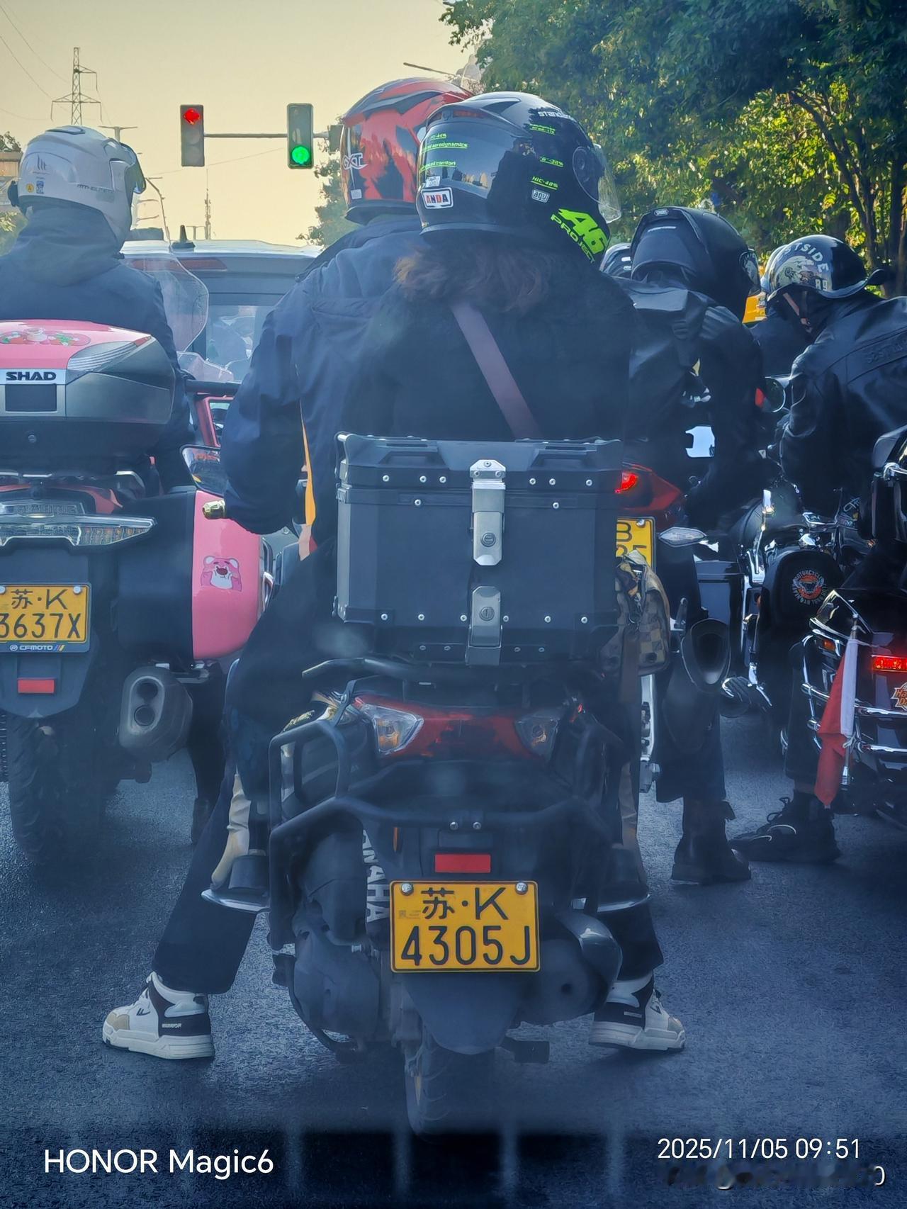 我刚刚在泰州市鼓楼路上遇见了40多位苏K牌照的摩托车骑手，从鼓楼路往北到森园路往