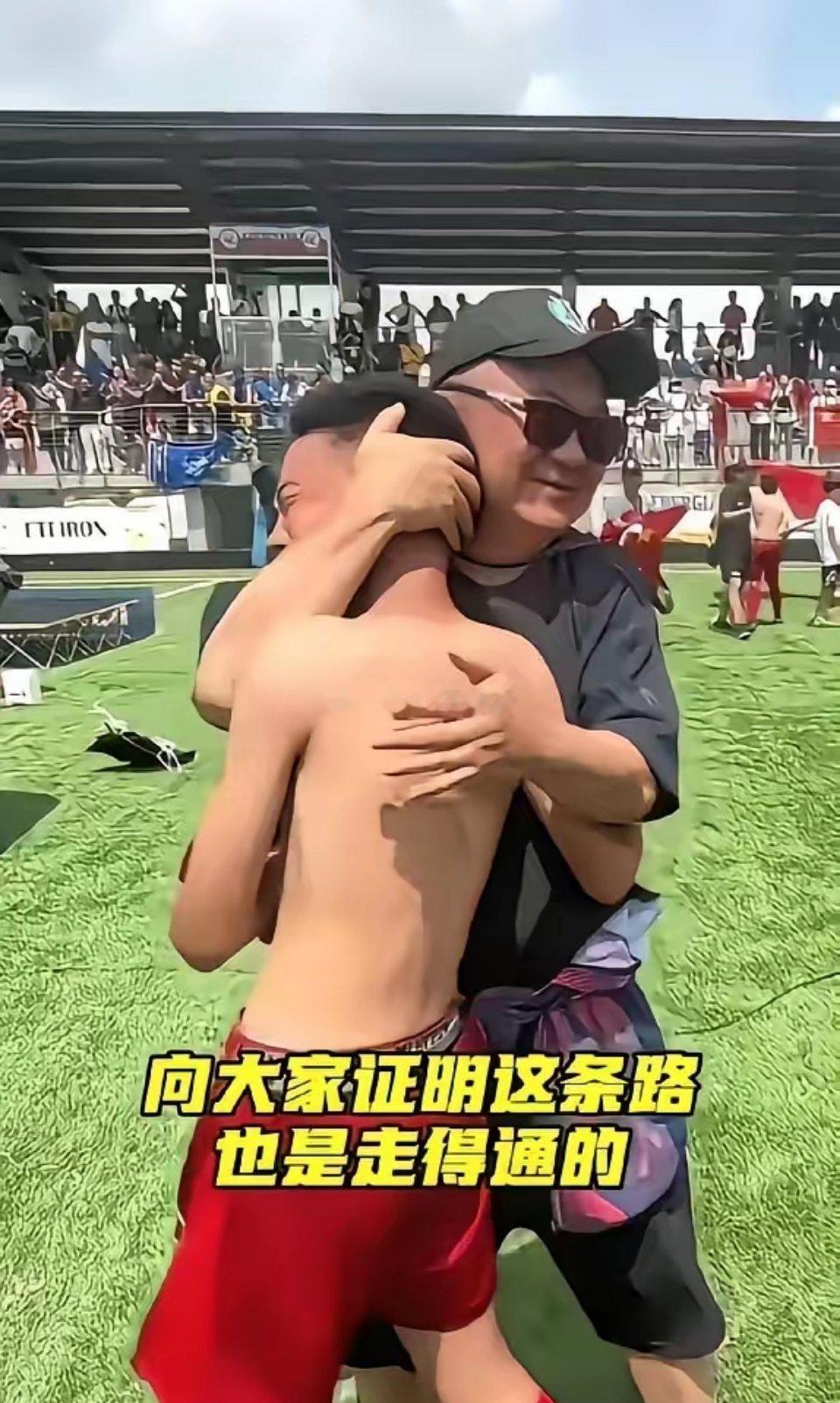去巴西的名额说废就废，全队站着不敢出声。不是因为这孩子踢得差，也不是因为荷兰杯没
