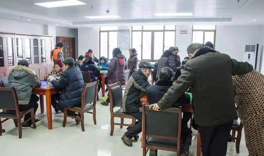 大雪一来，麻将馆就热闹了！

呼伦贝尔入冬，雪花飞舞，路面结冰。这可让平日坚持户