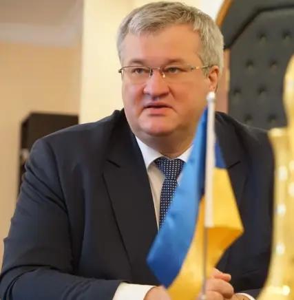 乌克兰外长瑟比加4月22日表示，乌克兰总统泽连斯基愿意和俄罗斯总统普京在世界上任