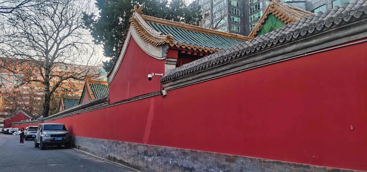红墙绿瓦映晴空，古韵今风共一城。