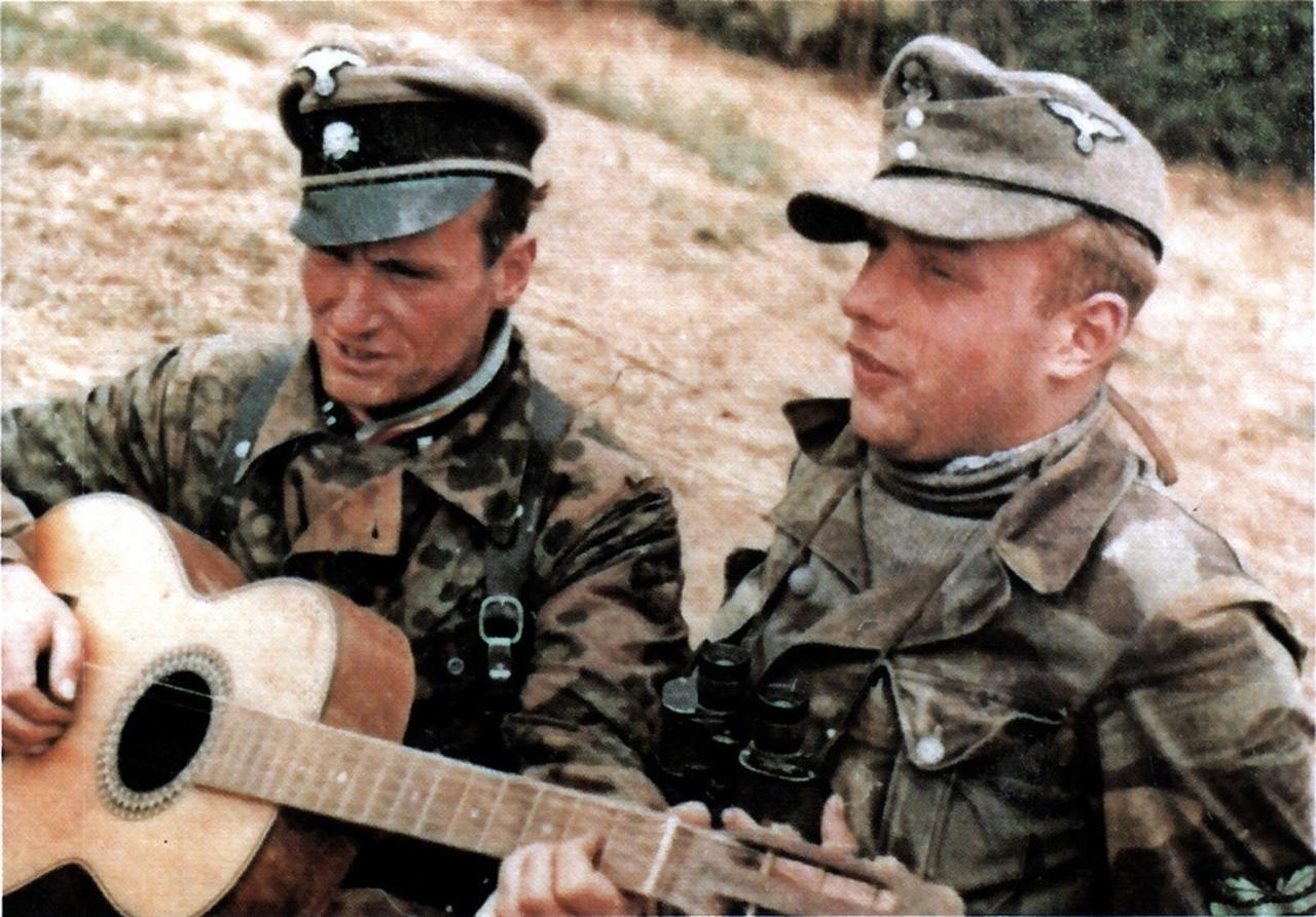 这些照片拍摄于 1944 年夏天的诺曼底，记录的是党卫军第 12 装甲师 “希特