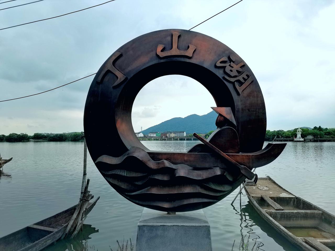 先前专程来塘栖品尝鲜甜枇杷，如今枇杷时节落幕，便想着走进丁山湖，领略一下这片江南