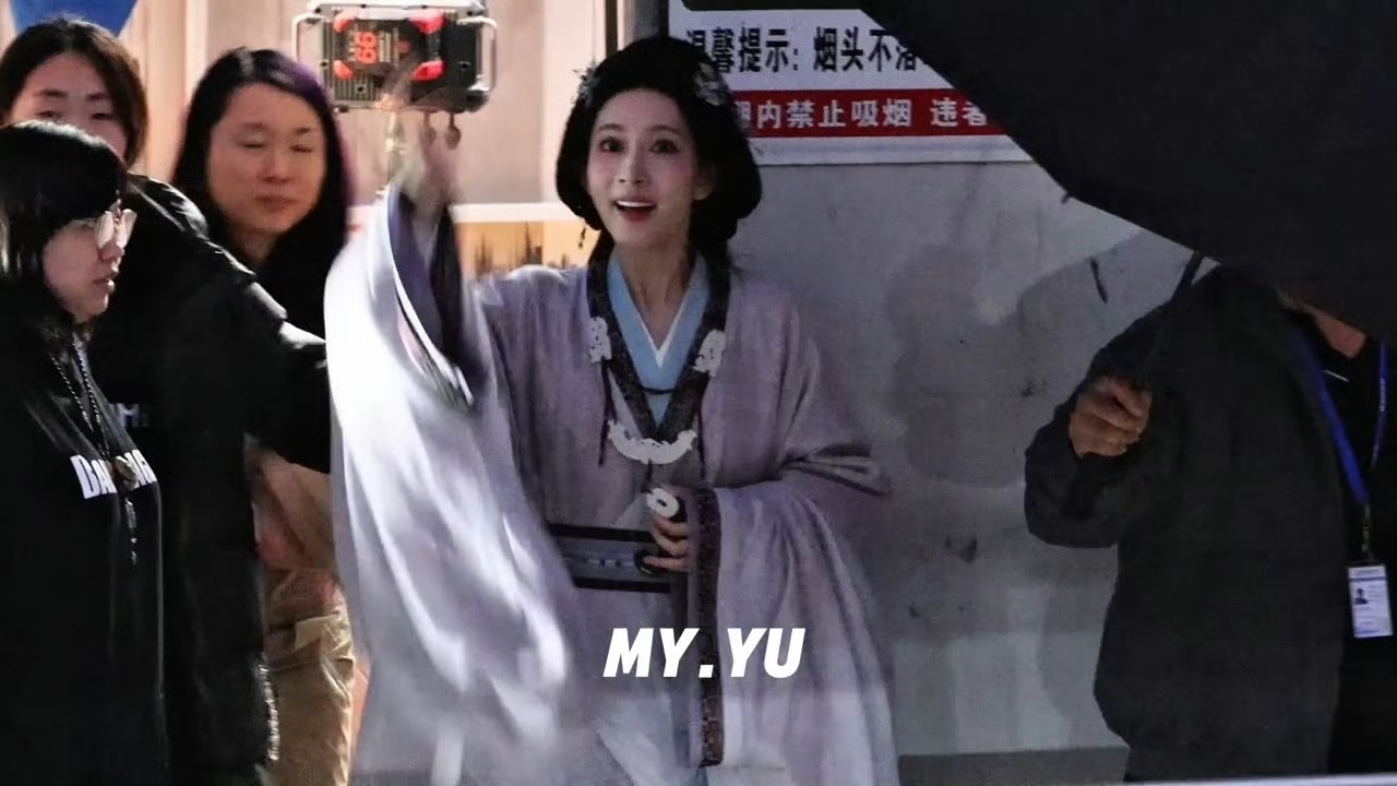 孟子义听到粉丝叫自己名字，就这样眼睛亮亮的向粉丝招手