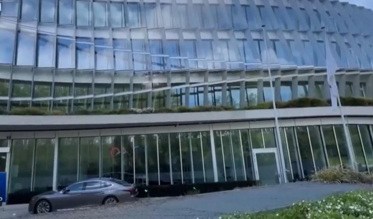 国际奥委会发布新规，明确女子项目仅限生理女性参赛。奥林匹克五环标志与会旗在总部大