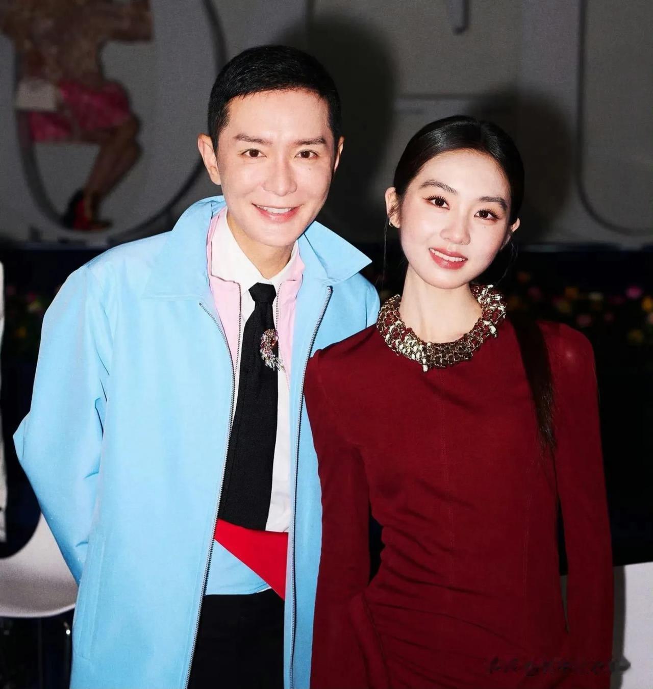 左边是刘冲，VOGUE编辑总监。
右边是黄忆慈（多多），黄磊大女儿，2006年出