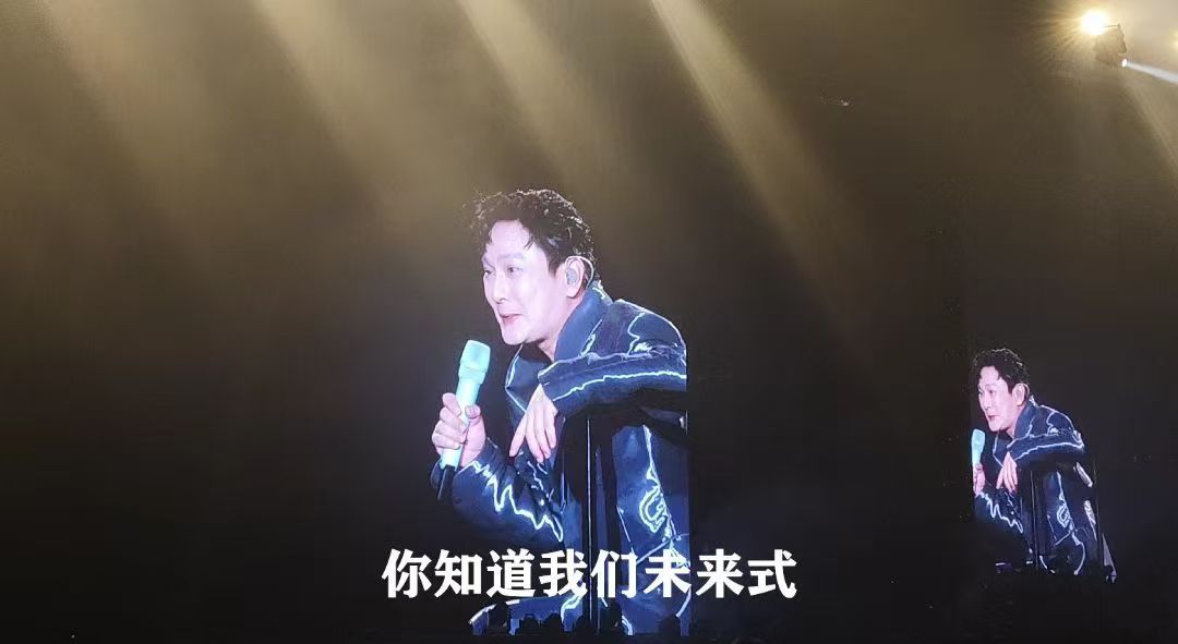 #张信哲被10后歌迷震惊到# 果然还是10后会玩呀，大家在现场的发挥真的好猛，各
