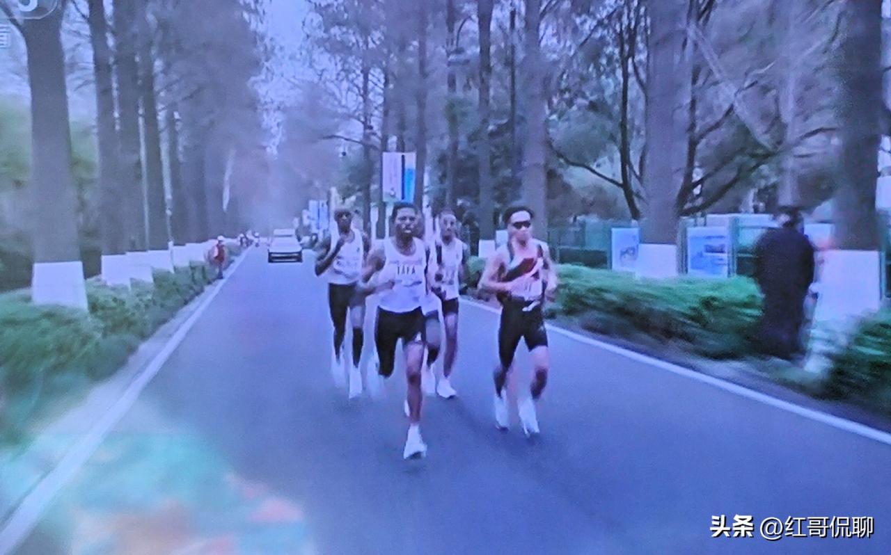 今天观看了今年第一场央视直播的武汉城市马拉松比赛，今年线路有了改变，路线经过了武