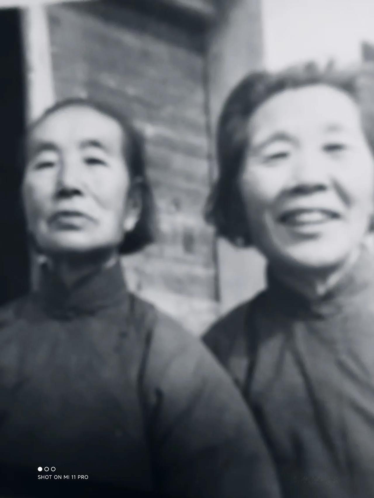 八十年代某一天，我在故乡老屋前，为母亲（左）姨妈（右），拍了一张合影。几十年过去