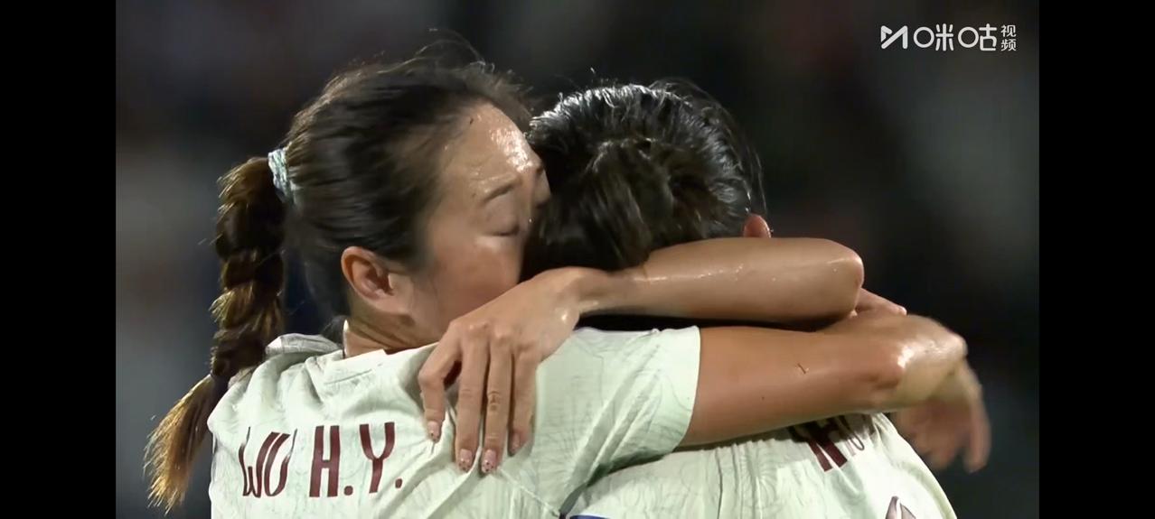 中国女足毅力超强，顽强顶住朝鲜女足的狂轰滥炸，2：1逆转战胜对手，取得女足亚洲杯