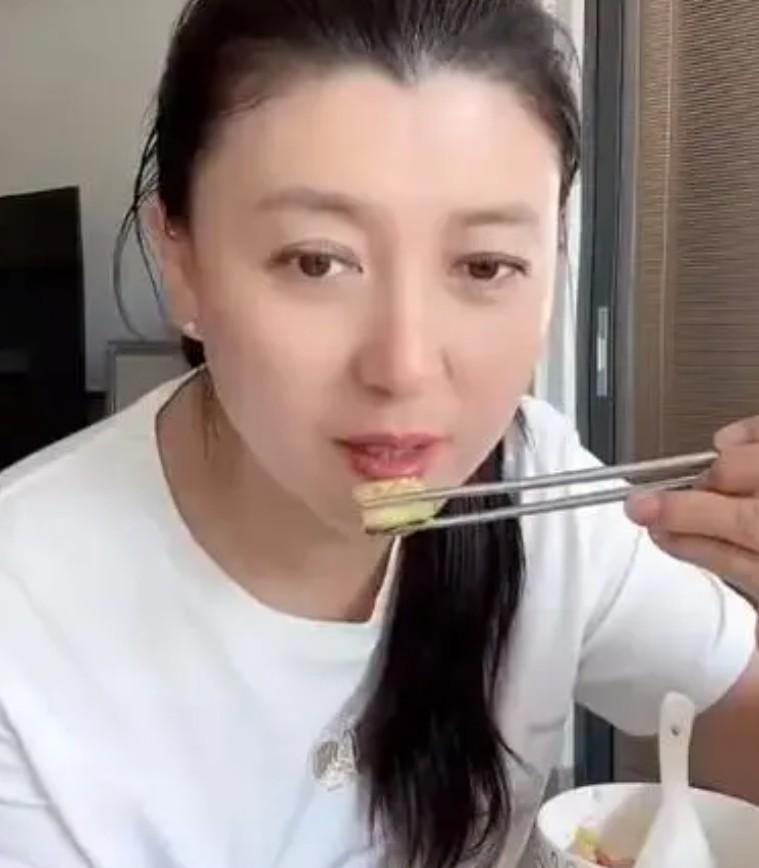 闫学晶她以及她家里人应该改变一下消费习惯了，如果一年百万收入都活不下去了，普通百