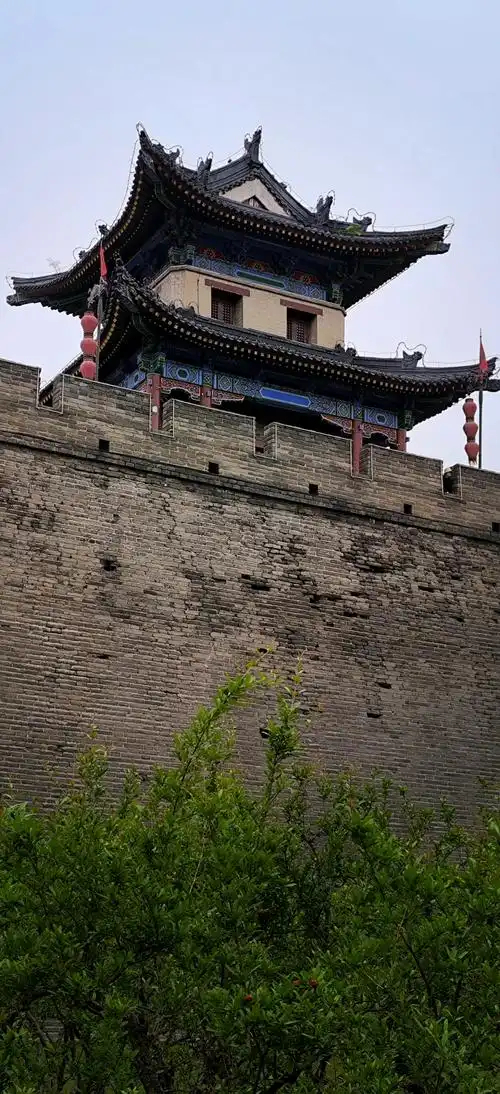 在旅游中才懂历史真的可以触摸站在古城墙斑驳的砖石前，突然懂了——历史从来不是课本