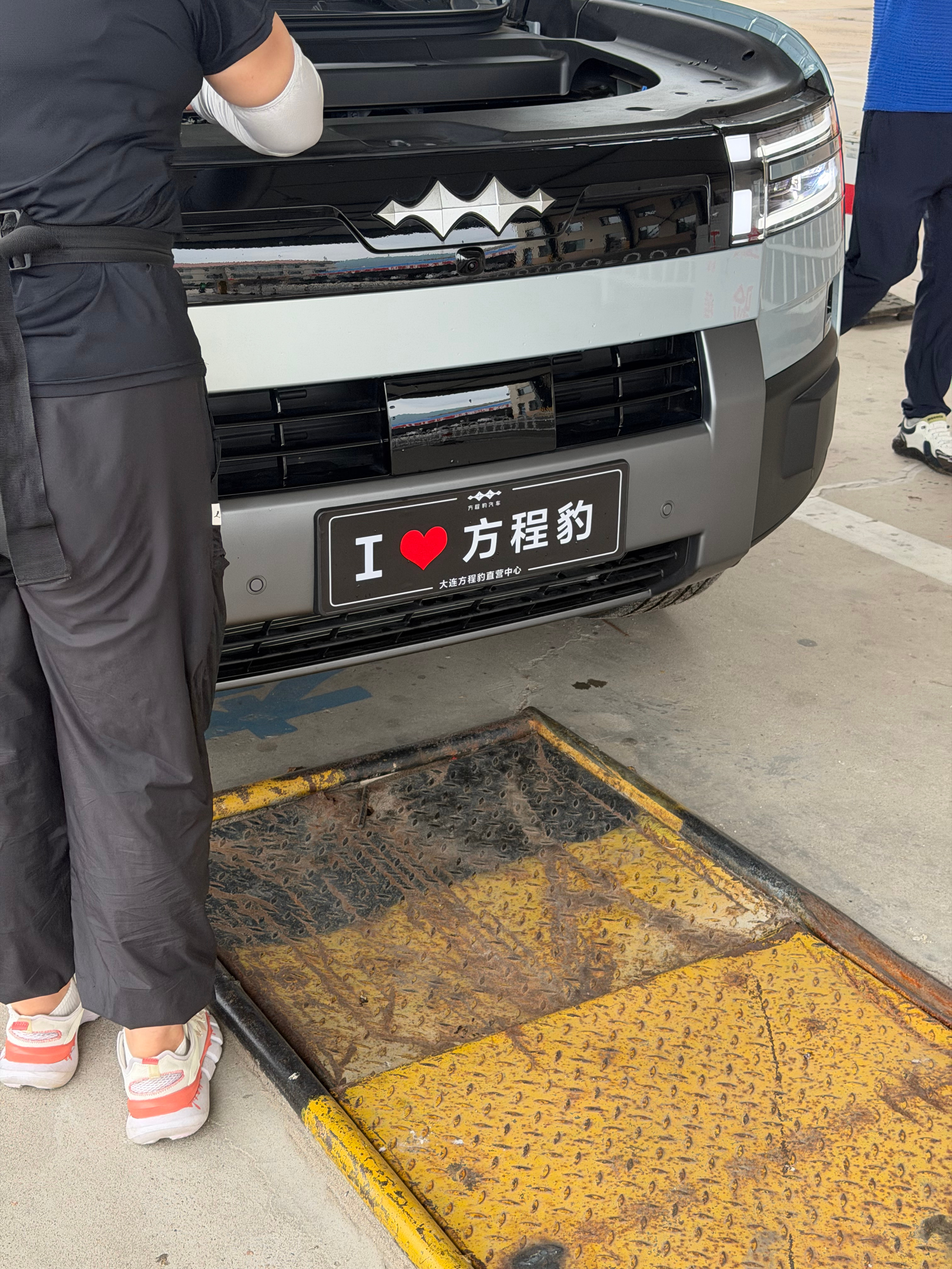 今天办牌照在我前面的是一台比亚迪钛7，一个培育蓝莓苗的大哥，问他为啥选这台车，他