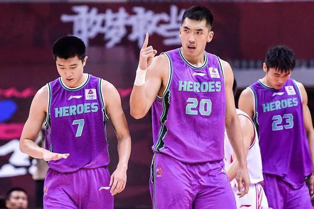 陶汉林太硬，山东高速客场掀翻辽宁，差点被裁判给黑了！从第一节开始，克里斯在内线都