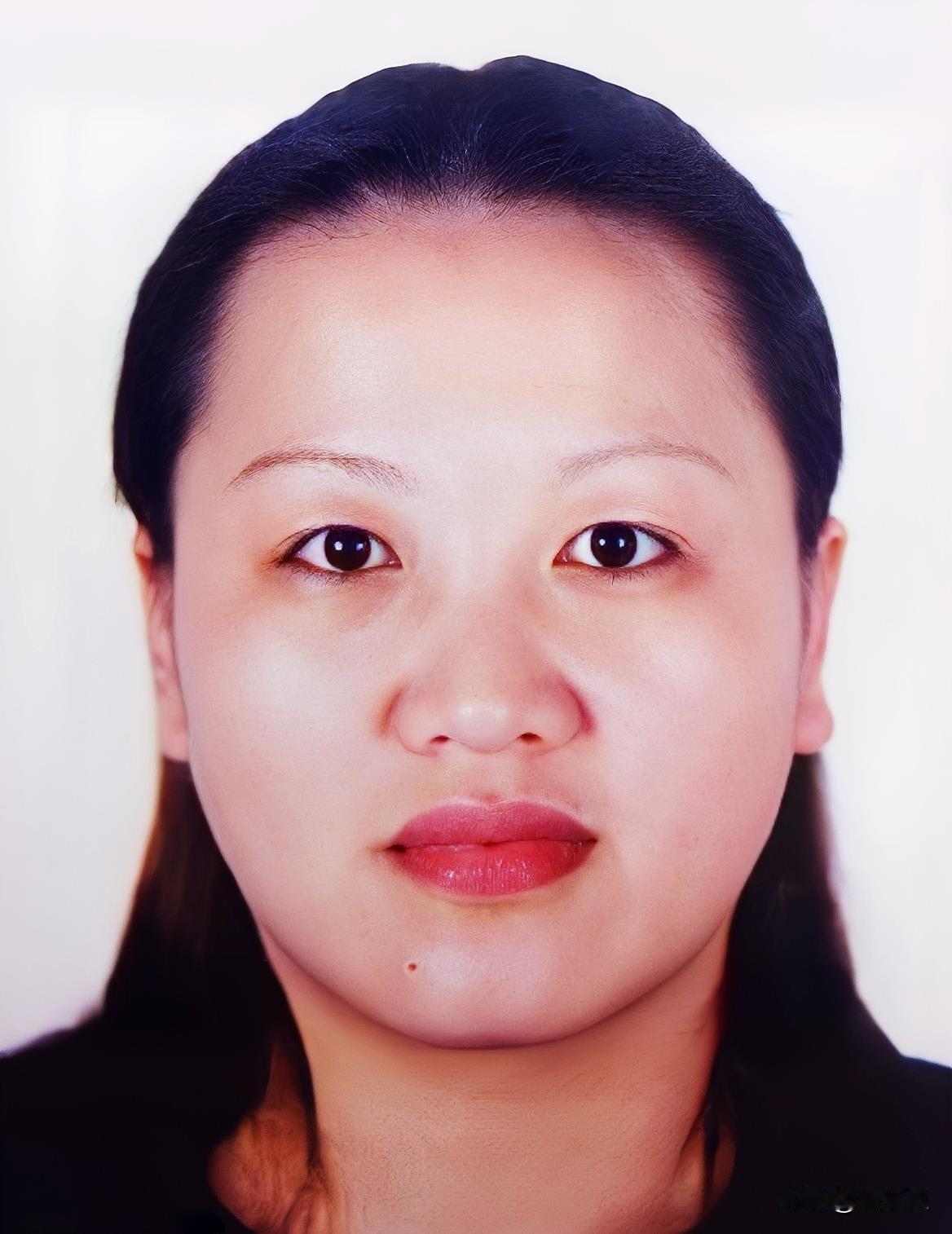 2000年，上海女出纳顾震芳卷走92万公款，挺着大肚子逃往泰国。为了拿合法身份，