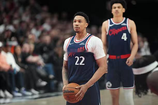 在对阵开拓者的比赛中，快船全队所有替补球员加起来只得到了21分，其中15分都来自