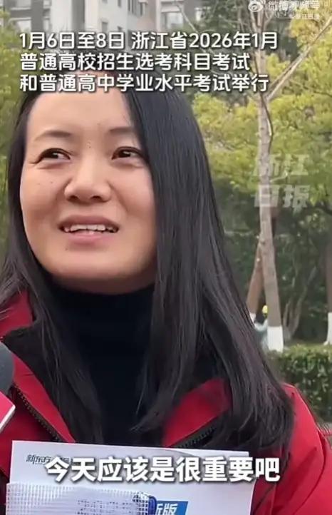 妈妈穿女儿红外套在考场外送祝福这件红外套裹着妈妈最温柔的爱！考场外的守候，是女儿