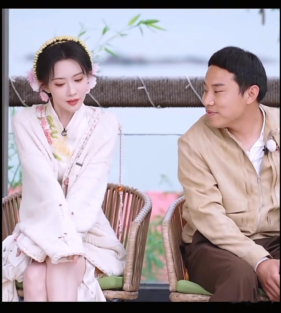 我真的太想粉他俩了，太能整活了，感觉他俩能去演相声
