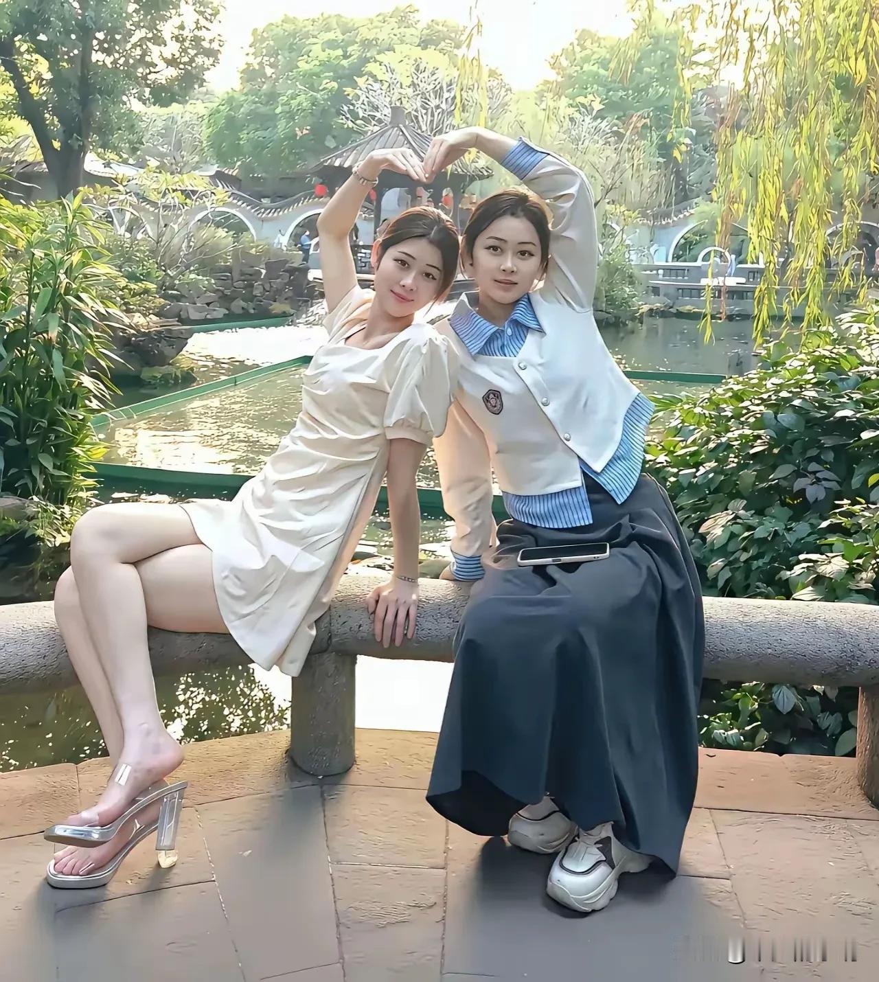 右边女生学院风沉稳，左边精致灵动，你们说到底选谁做女朋友好呢？学院风女生穿搭 温