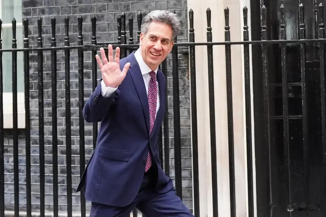 图片中的人物就是米利班德，他刚被任命为英国的新任外交大臣。但就是他让特朗普特别的