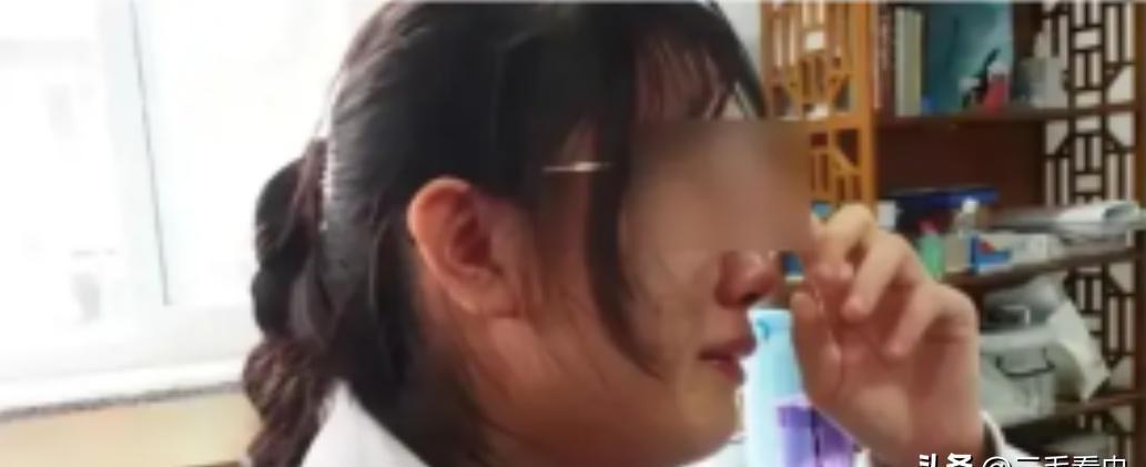 2013年，福建一女孩坚称自己高考考了586分，再次查询却意外蒸发222分，一家