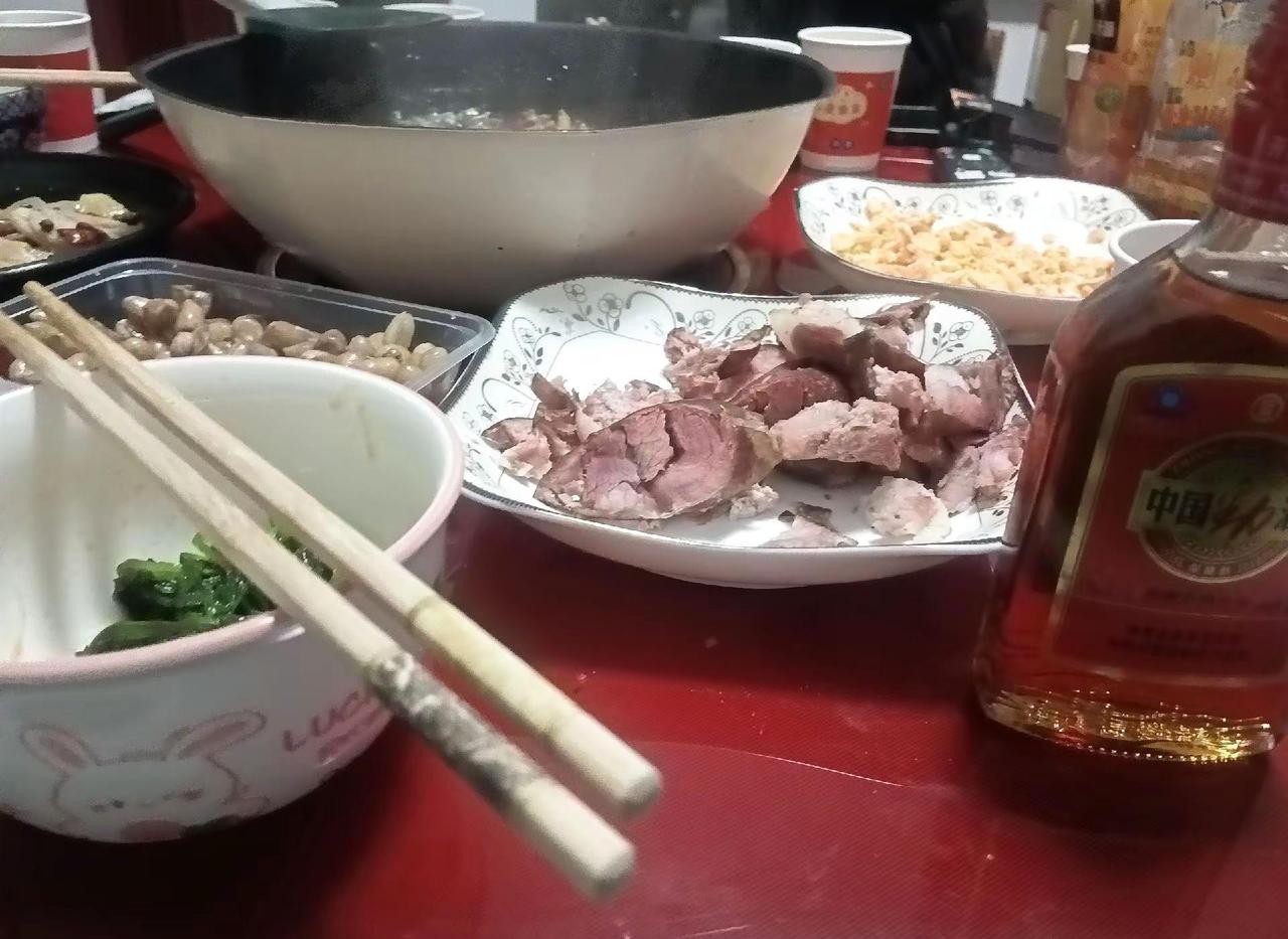 今晚不追风，只小酌。· 一个人的酒，是和自己的浪漫约会。· 白天归顺生活，夜晚臣