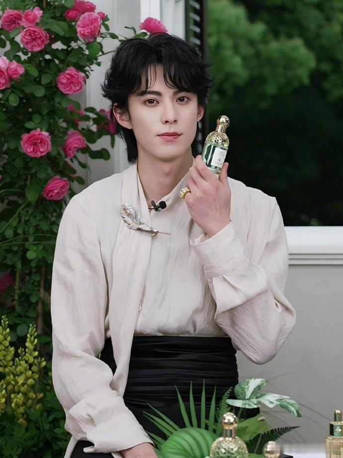 王鹤棣晚宴小卷毛 王鹤棣直播里的小卷毛太灵了！配着斜襟新中式衣服，回答问题时微微