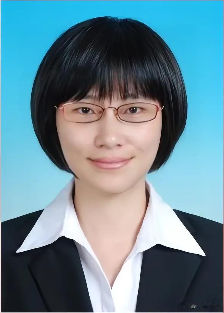 《赞歌星网红刘欢欢》乐韵诗心原创:
网络星河，刘欢欢似华光烁。
网名如昨，樵语新