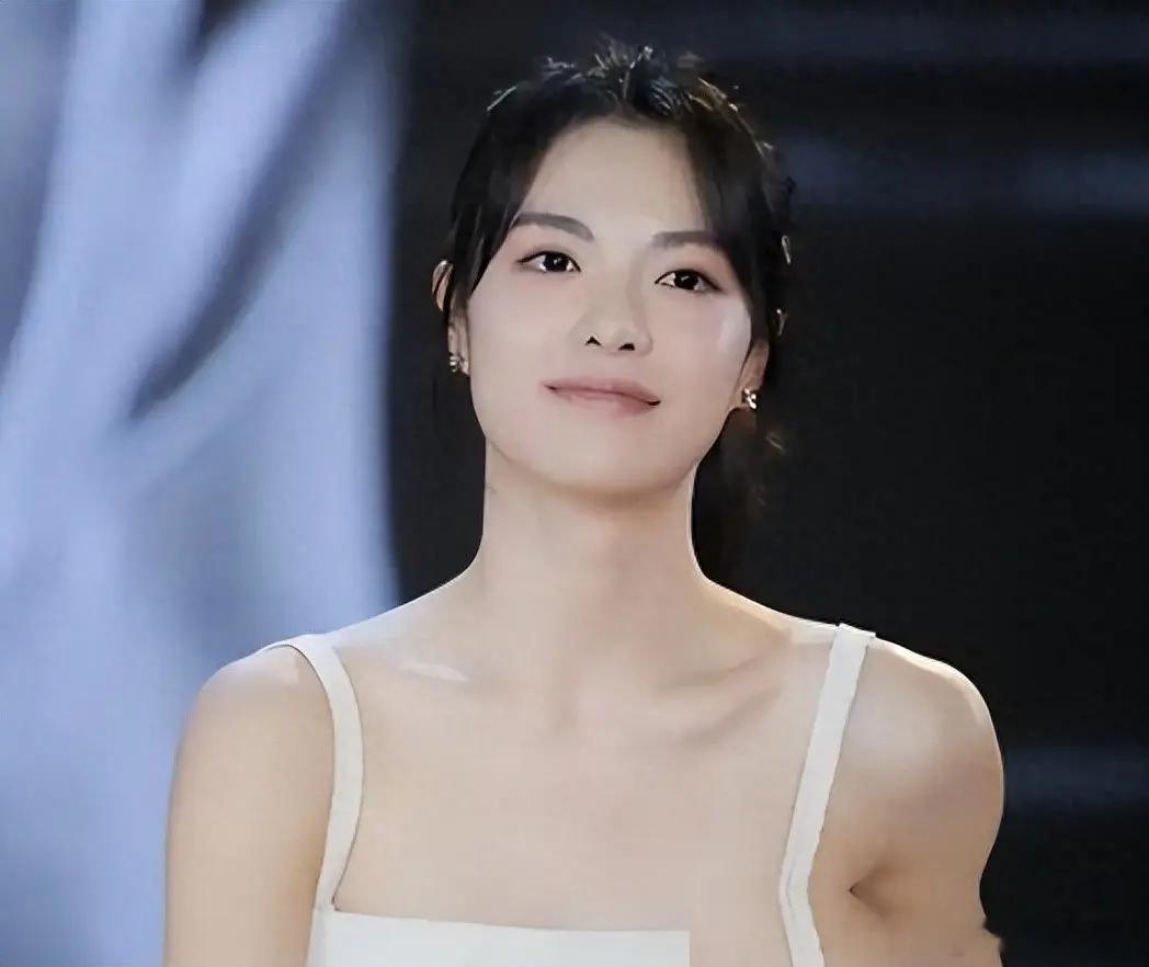 她被冯小刚捧红，成龙接着捧，洪金宝等着捧，为啥大佬都偏爱她？ 