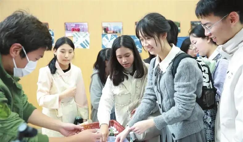 3月28日上午，重庆文理附中校园热闹起来，泰国86名中学师生到来，一场跨国青少年