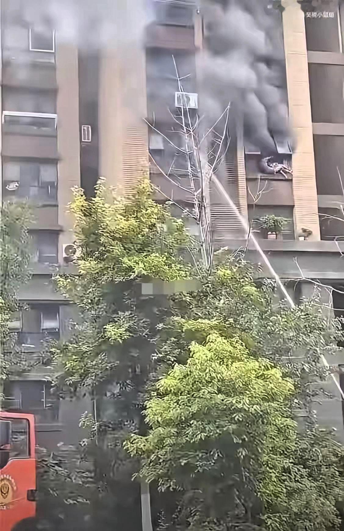 连云港火灾让我们看到一个残酷的事实，那就是消防员平时训练演习时看上去挺溜的，但是