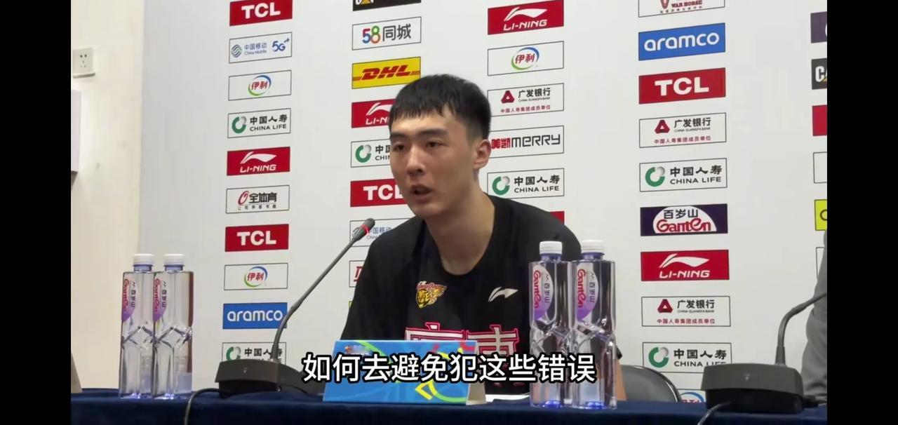 杜锋赛后发布会不满意张明池的发言，当场指责，一点面子也不给留，球队老大名不虚传。