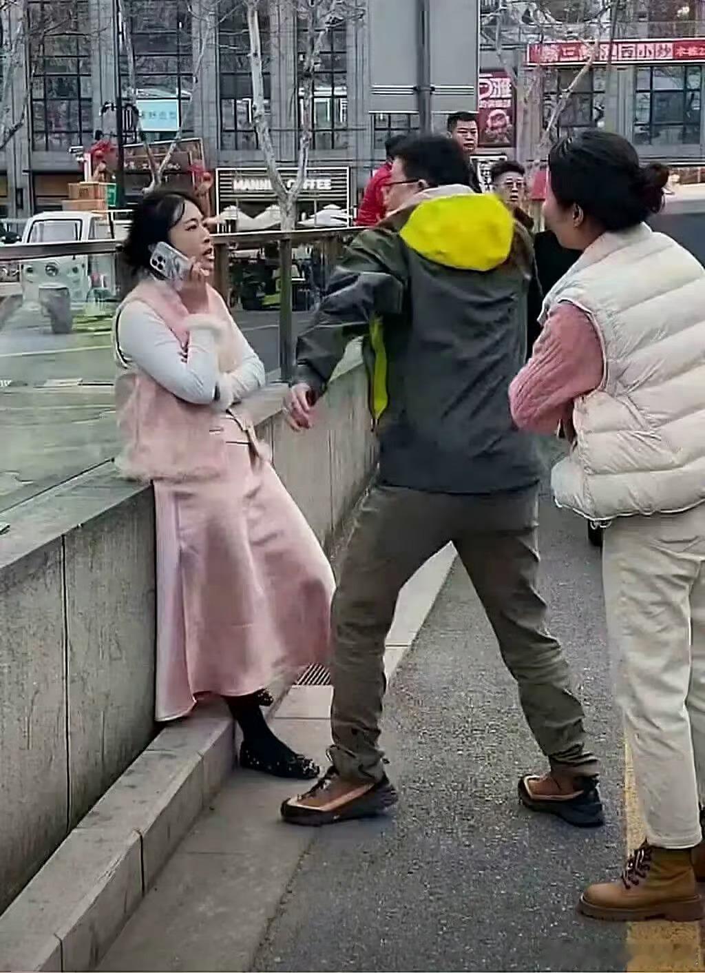 现在的社会怎么了？当街打女人还这么狂妄的离开 ​​​