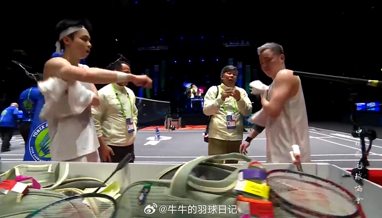 男双 决赛  金元浩  徐承宰 18-21 21-12 谢定峰  苏伟译 决胜局