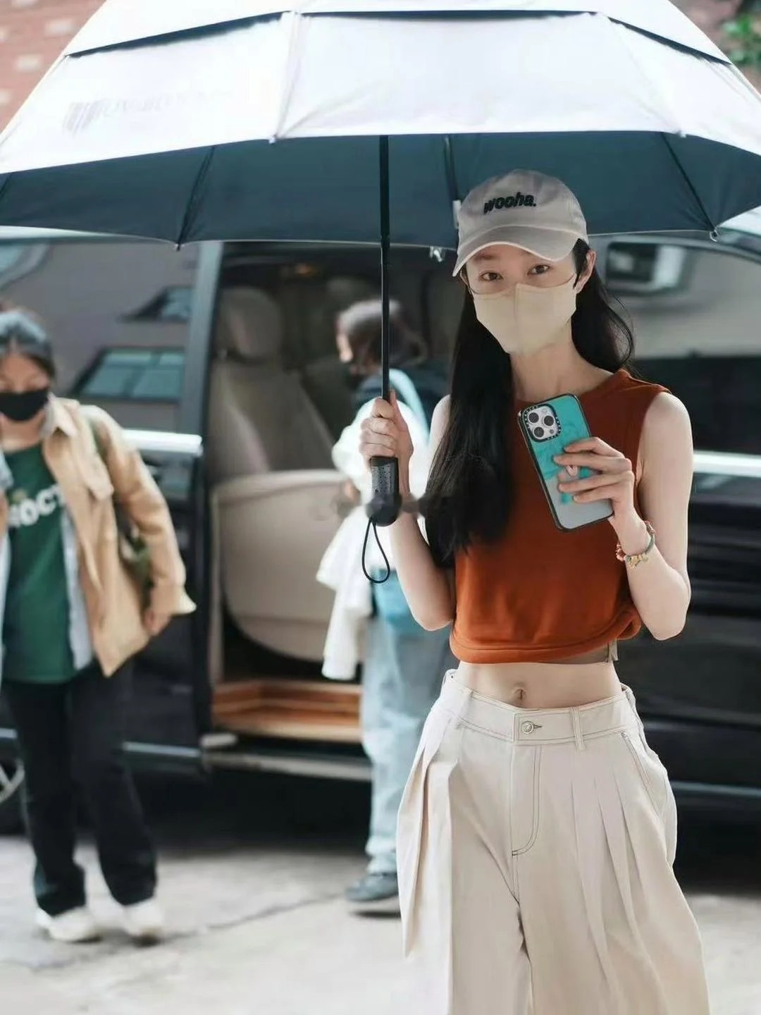 生怕宋轶的裤子掉下来，这也太瘦了 
