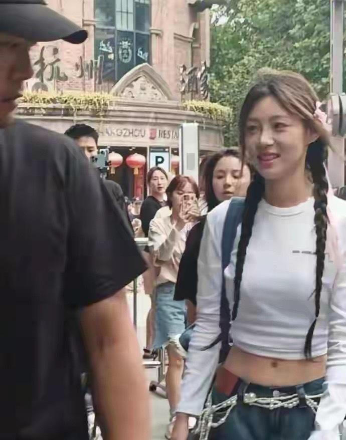 原来这就是痞幼啊，电视上看着普普通通，真人具漂亮！ 