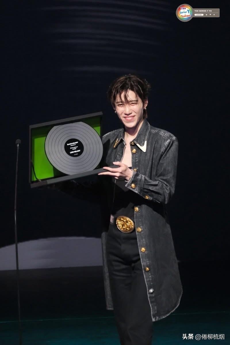 PP Krit斩获 2025 LINE MELODY “年度最佳男歌手”奖。。P
