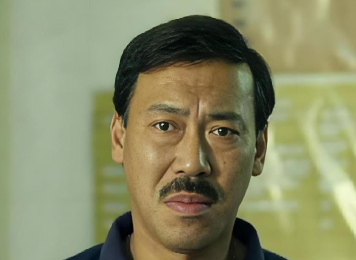 热搜上那个差点被“清理”的骨灰盒，狠狠戳破了体面人的最后一张纸
事儿挺突然的。一