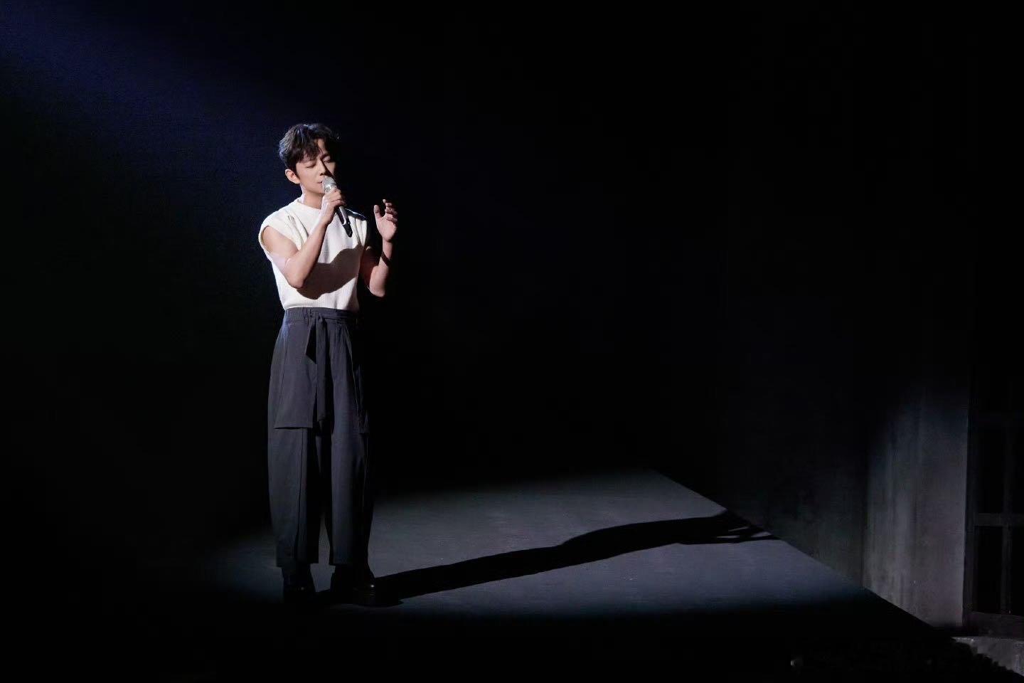 #何炅 栀子花开已经20年了#栀子花开的歌声中，何老师的温柔尽显。20 年过去了