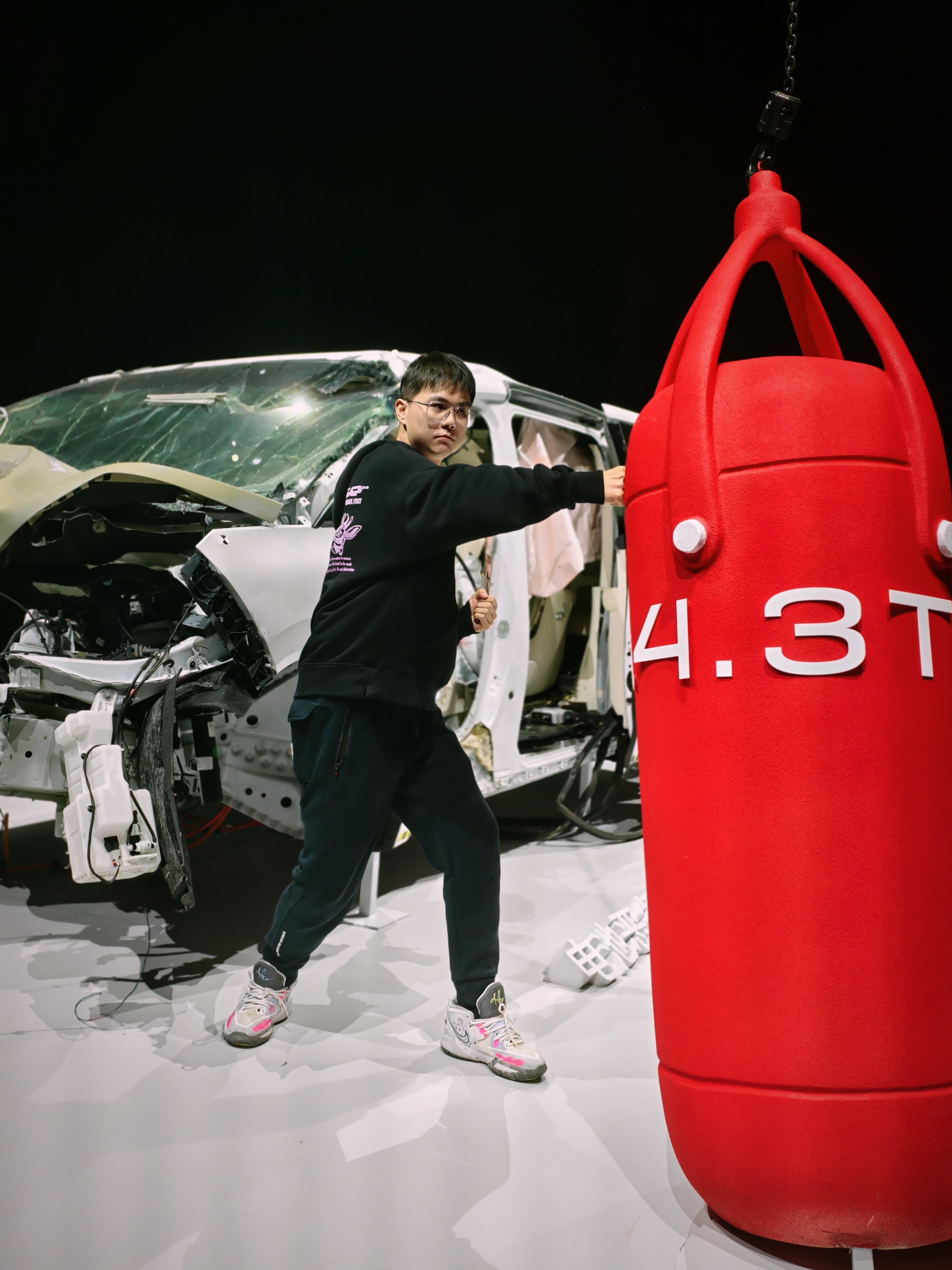 今天研究了几台碰撞测试车作为上海滩猛男，我也要秀一下力量波波的车世界