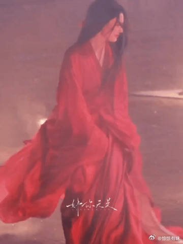 林允火海中的红衣公主红衣战袍太绝了！林允完美hold住霸气造型，颜值演技双在线，