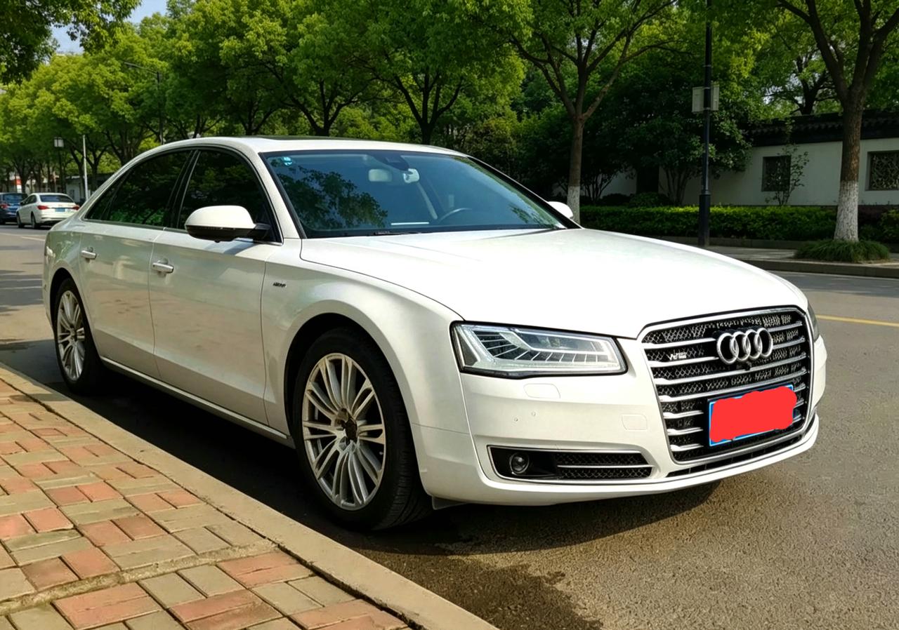 这是一台非常特别的车。但其实这是一台荷鲁斯之眼的奥迪A8L国内白色的也就千辆左右