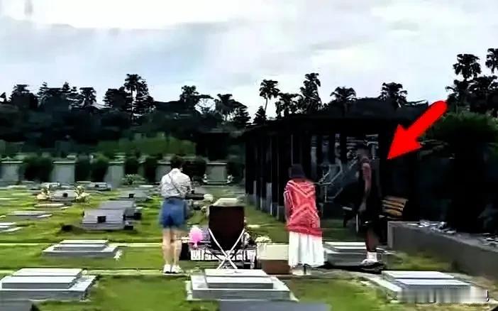 具俊晔又去墓地陪大S了 这次穿雨衣跪雨里 摆香槟照片引热议
8月2号那天，台湾金