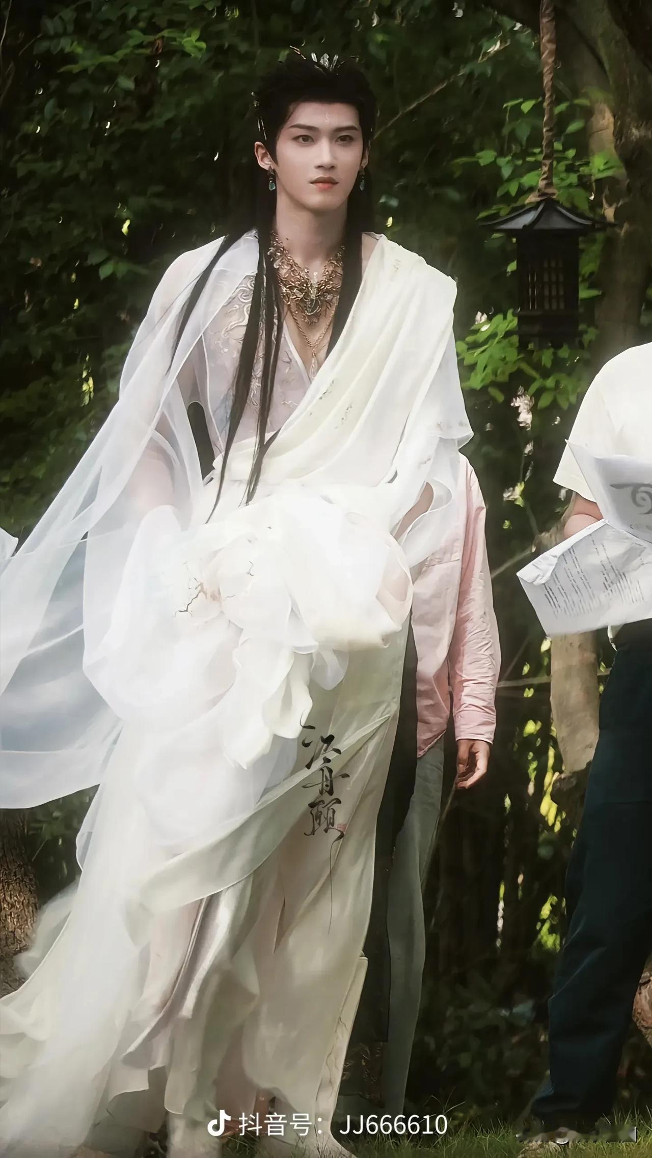 我的天内，这无敌，质疑什么都不会质疑四的审美，道化服都看得出质感很贵的。