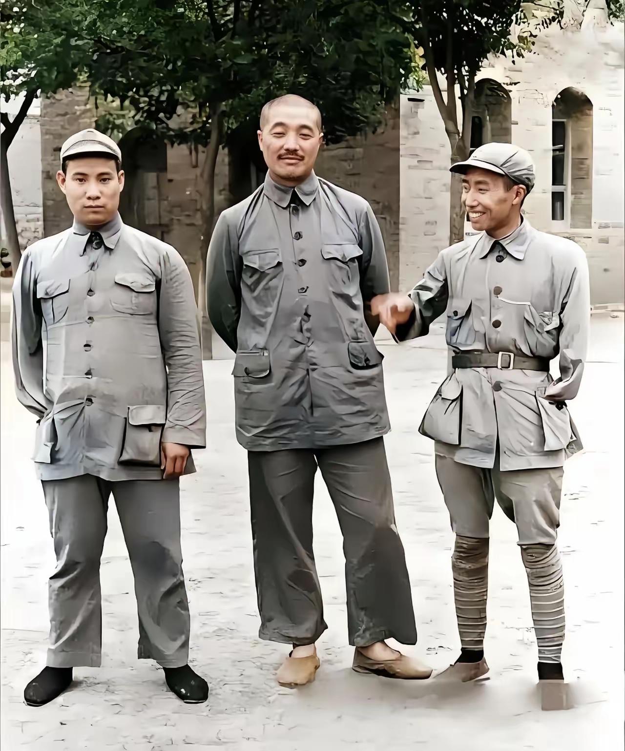 没想到贺龙元帅的“左膀右臂”，居然真的全是“一把手”！左边贺炳炎1935年负伤没