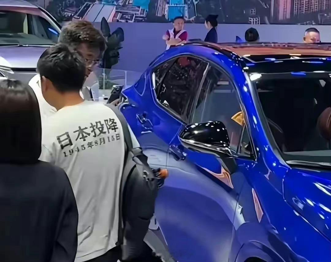 #男子穿日本投降T恤买日系车遭无视#一件“日本投降”陈述事实的T衫，让精日们集体