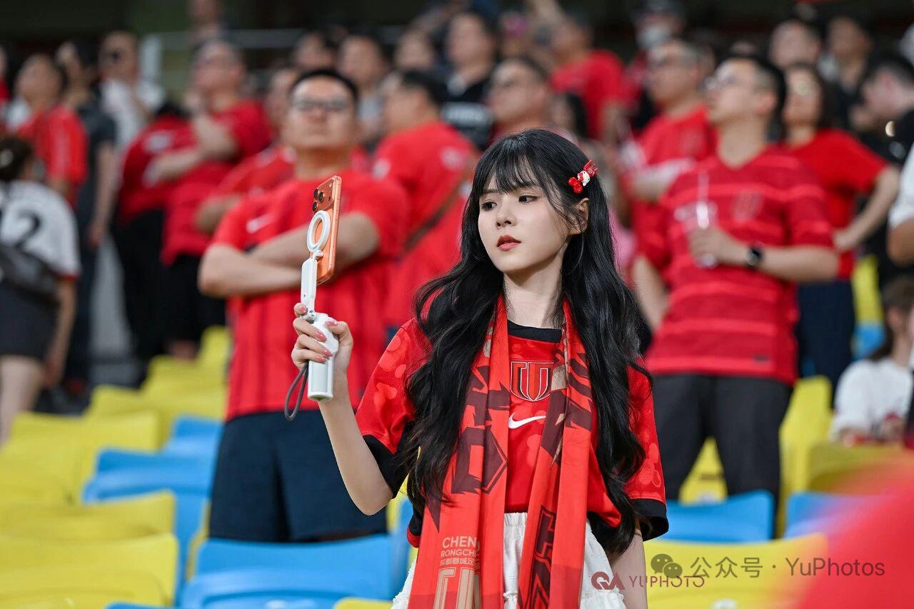 致敬蓉城惜败之战可爱的球迷
成都蓉城主场惜败上海海港，球员奋力拼搏，球迷呐喊助阵
