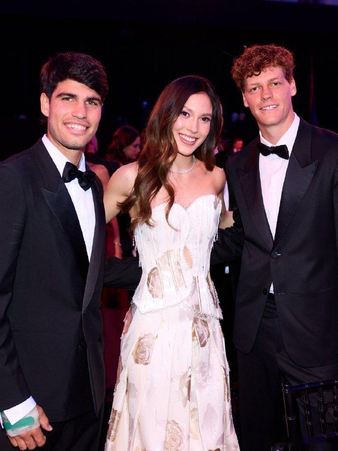 【谷爱凌晒主持活动照】谷爱凌萨巴伦卡合影 4月21日，谷爱凌晒活动照：今晚在劳伦