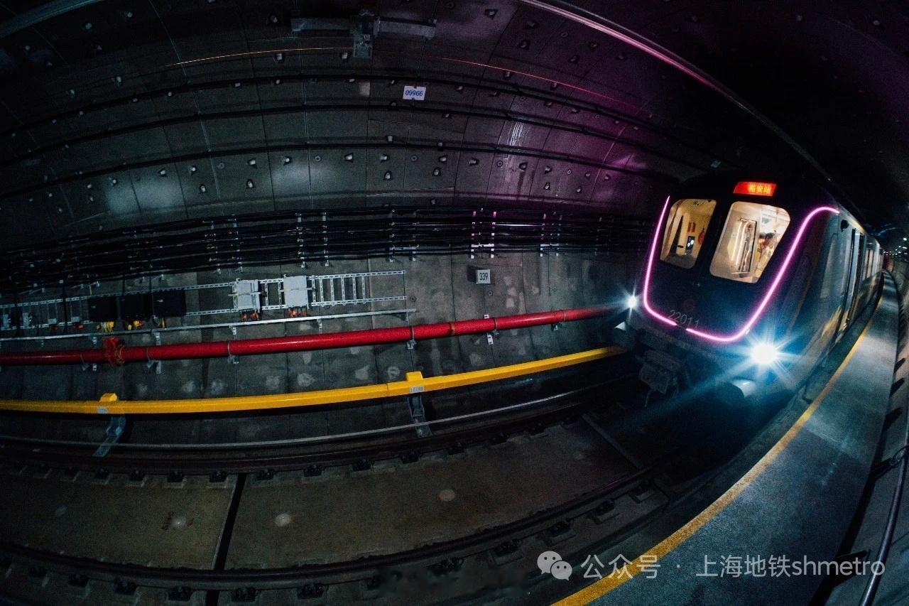 【上海首条跨长江轨交22号线启动列车调试】上海首条跨长江的轨道交通——22号线（