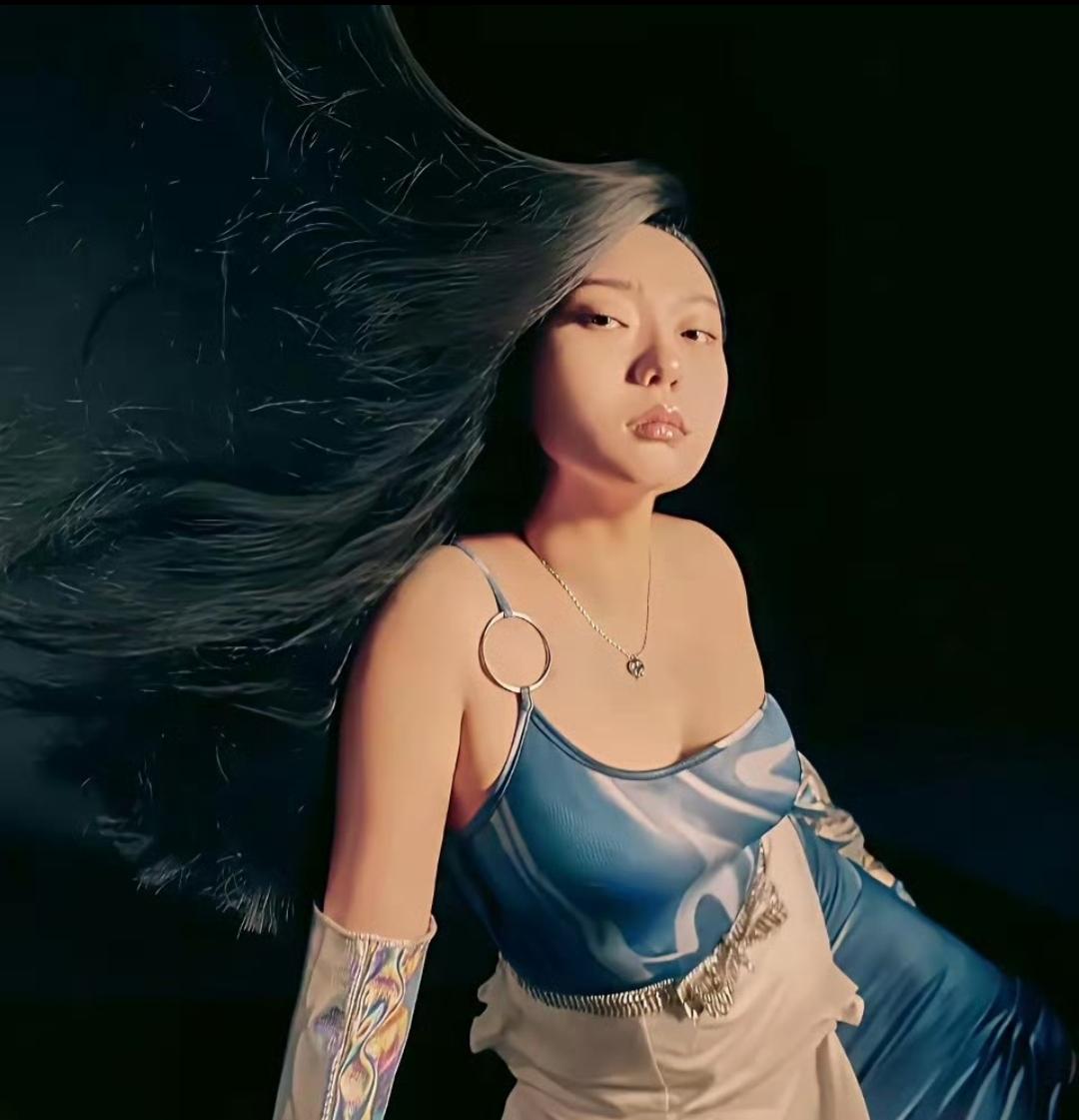 李雪琴，还是吃不上时尚这碗饭啊。
 
蓝白紧身衣+镭射手套+甩飞八丈远的长发，这